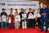 Hoang Quyen restaurant presents gifts to the poor
