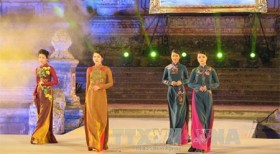越南传统长衣节成为2017年顺化传统手工艺节的亮点