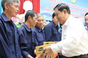 Liên đoàn Lao động tỉnh: Tặng quà cho công nhân có hoàn cảnh khó khăn