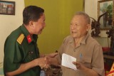 Thăm, tặng quà lãnh đạo Bộ Chỉ huy Quân sự tỉnh đã nghỉ hưu