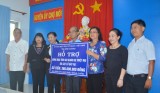 Bình Dương: Thăm, trao tiền hỗ trợ người dân bị ảnh hưởng sạt lở huyện Chợ Mới, tỉnh An Giang