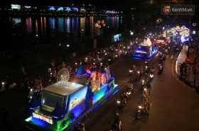 岘港市环城巡游活动热闹登场