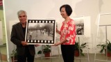 摄影师黄功吾向越南妇女博物馆捐赠《战火中的女孩》