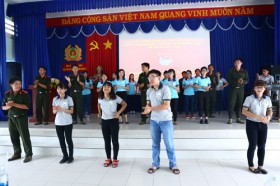 Giao lưu văn nghệ - thể thao với chiến sĩ mới