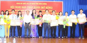 Đảng bộ khối Các cơ quan tỉnh tuyên dương điển hình làm theo Bác