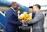 海地参议长尤里•拉托尔蒂抵达河内开始对越南进行正式访问