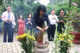 越南伤残军人纪念日70周年：越南国家副主席邓氏玉盛在昆岛行杨烈士陵园敬香