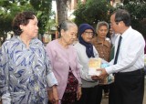平阳省红十字会在槟吉市为政策家庭、贫困户看病和赠送礼物