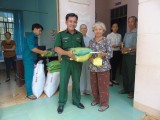 Ban Chỉ huy Quân sự TX. Thuận An: Tặng quà cho gia đình chính sách tại xã Minh Thạnh