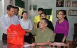 Lãnh đạo tỉnh thăm và tặng quà các gia đình chính sách tại huyện Dầu Tiếng