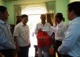 Đoàn lãnh đạo tỉnh thăm, tặng quà gia đình chính sách huyện Phú Giáo