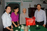 Some photos about provincial leaders’task of visiting, presenting gifts to policy beneficiaries