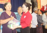 Hội Chữ thập đỏ tỉnh khám chữa bệnh và tặng quà cho 300 đối tượng chính sách