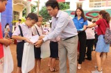 Tặng “Tập sách yêu thương” cho học sinh nghèo vượt khó tỉnh Bình Phước