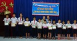 Hội LHPN phường Lái Thiêu, Tx.Thuận An:  Trao 60 suất học bổng cho học sinh nghèo hiếu học