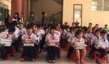 省教育培训厅领导向农村地区贫困学生送125份礼物