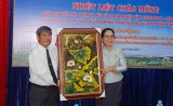 占巴塞省老挝建国阵线和女企业会代表团访问平阳省越南祖国阵线委员会