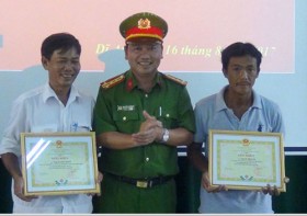 Khen thưởng người dân bắt bị can trốn trại tạm giữ