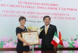 平阳省人民委员会主席向意大利驻胡志明市总领事卡尔罗塔颁发奖状