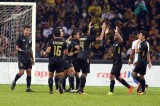 Cánh tay thủ môn Malaysia đưa Thái Lan lên ngôi vô địch
