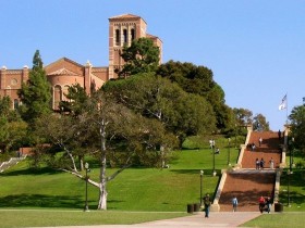 加强胡志明市国家大学与美国加州大学洛杉矶分校的合作