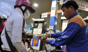 Giá xăng vượt 18.000 đồng một lít