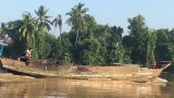 Bắt quả tang 2 ghe đang khai thác cát lậu trên sông Đồng Nai