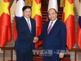 政府总理阮春福与老挝政府总理通伦•西苏里举行会谈