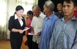 Đoàn cứu trợ tỉnh trao 200 phần quà cho đồng bào tỉnh Hà Tĩnh
