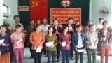 Đoàn cứu trợ tỉnh Bình Dương trao 100 phần quà cho người dân xã Hương Hóa (huyện Tuyên Hóa, tỉnh Quảng Bình)