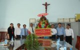 Lãnh đạo tỉnh thăm, chúc mừng Linh mục Nguyễn Văn Riễn nhân kỷ niệm 30 năm thụ phong linh mục