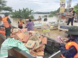 越南红十字会和越南祖国阵线向洪灾灾民提供紧急援助