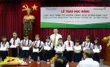 Vietcombank Bình Dương trao học bổng cho học sinh khó khăn, hiếu học