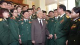 越共中央总书记阮富仲与越南军队优秀青年代表会面