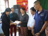 Đoàn cứu trợ tỉnh thăm hỏi và trao tiền ủng hộ người dân Bình Định