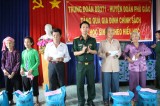 Trung đoàn Bộ binh 271 (Sư đoàn Bộ binh 5, Quân khu 7): Tặng quà cho gia đình chính sách huyện Đức Hòa, tỉnh Long An