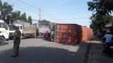 Thùng container rơi xuống đường, nhiều người may mắn thoát chết