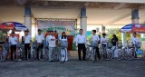 Binh Duong Mobifone presents 50 bicycles to Nguyen Hue high school students