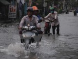 Thành phố Hồ Chí Minh: Triều cường lên cao, đường phố thành ''sông''