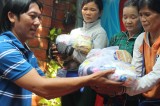 Nhóm Trăng Khuyết tặng 70 phần quà cho người nghèo TX. Thuận An