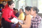 Hội Chữ thập đỏ tỉnh: Trao tặng 400 phần quà tết cho người nghèo