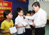 Provincial leader visits, offers Tet gifts to policy beneficiary families and disadvantaged people in Thuan An