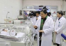 越南医师节：丛氏放和武文赏走访慰问各所医疗机构医务人员