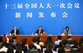 中国第十三届全国人大一次会议主席团举行第一次会议