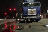 Xe máy tông xe container, hai thanh niên nằm bất động trên đường