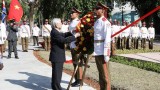 阮富仲总书记前往设在古巴和平公园的胡志明主席塑像献花圈