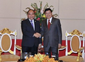 Vietnamese PM meets Lao counterpart in Cambodia