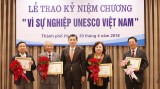 20名河内市民荣获“致力于越南联合国教科文组织事业”纪念章