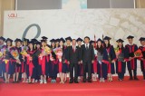 越德大学颁发毕业证书给82名学士和硕士