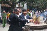 Provincial leaders visit and offer incense at Hung Kings’ Temple in Phu Tho